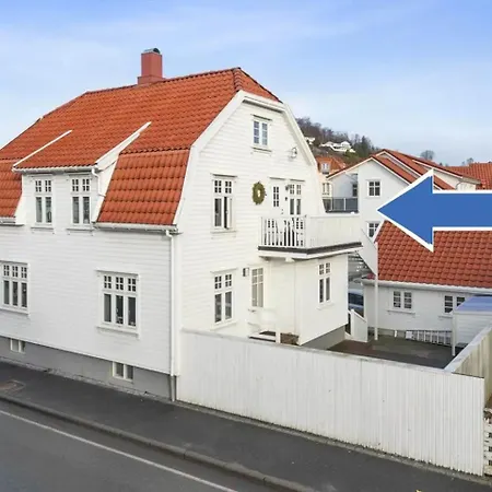 Stylish & Bright Penthouse - Office - 5 Star Location! Leilighet