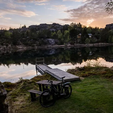 Stylish & Bright Penthouse - Office - 5 Star Location! *