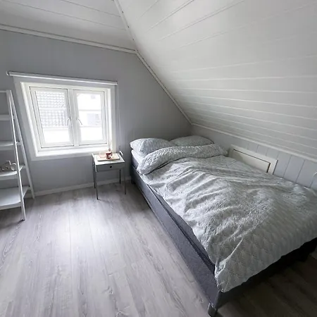 Stylish & Bright Penthouse - Office - 5 Star Location!