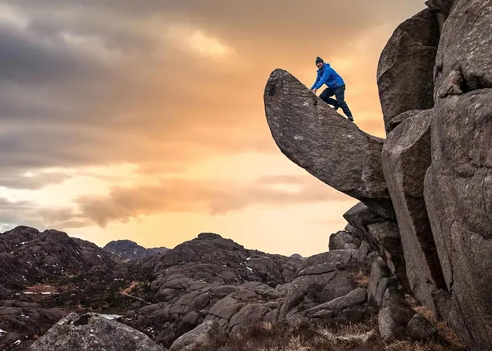 Stylish & Bright Penthouse - Office - 5 Star Location! *