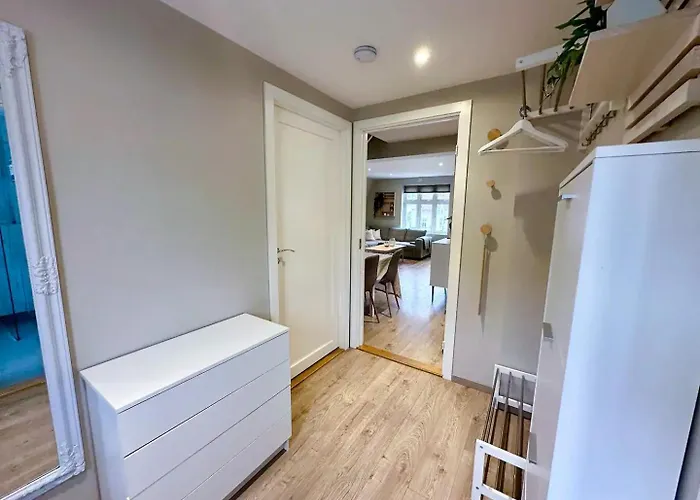 Stylish & Bright Penthouse - Office - 5 Star Location!