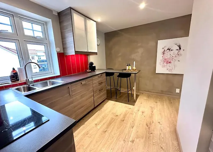 Stylish & Bright Penthouse - Office - 5 Star Location! Leilighet