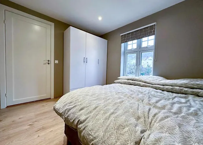 Stylish & Bright Penthouse - Office - 5 Star Location!