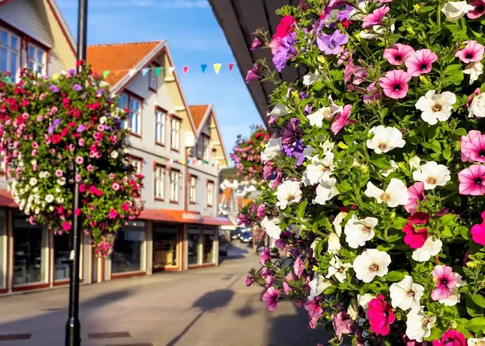 Stylish & Bright Penthouse - Office - 5 Star Location!