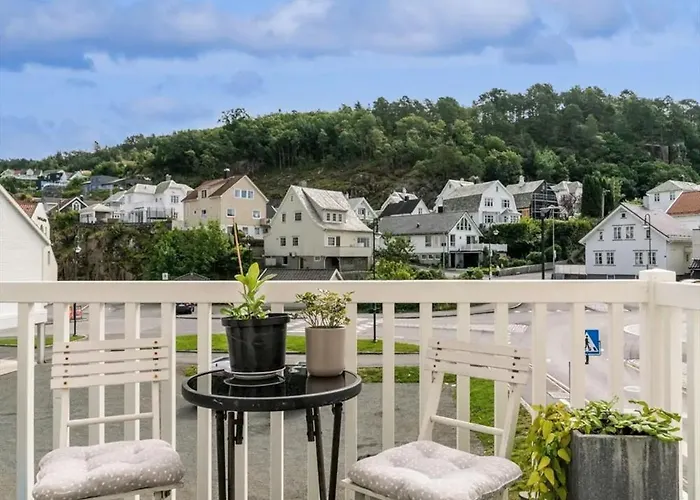Stylish & Bright Penthouse - Office - 5 Star Location! Leilighet
