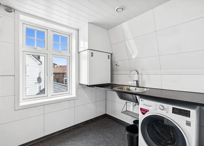 Stylish & Bright Penthouse - Office - 5 Star Location!