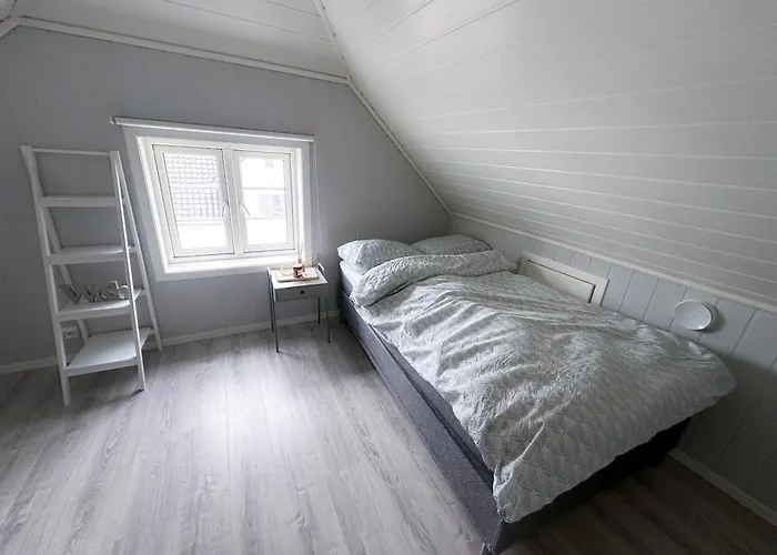 Stylish & Bright Penthouse - Office - 5 Star Location!